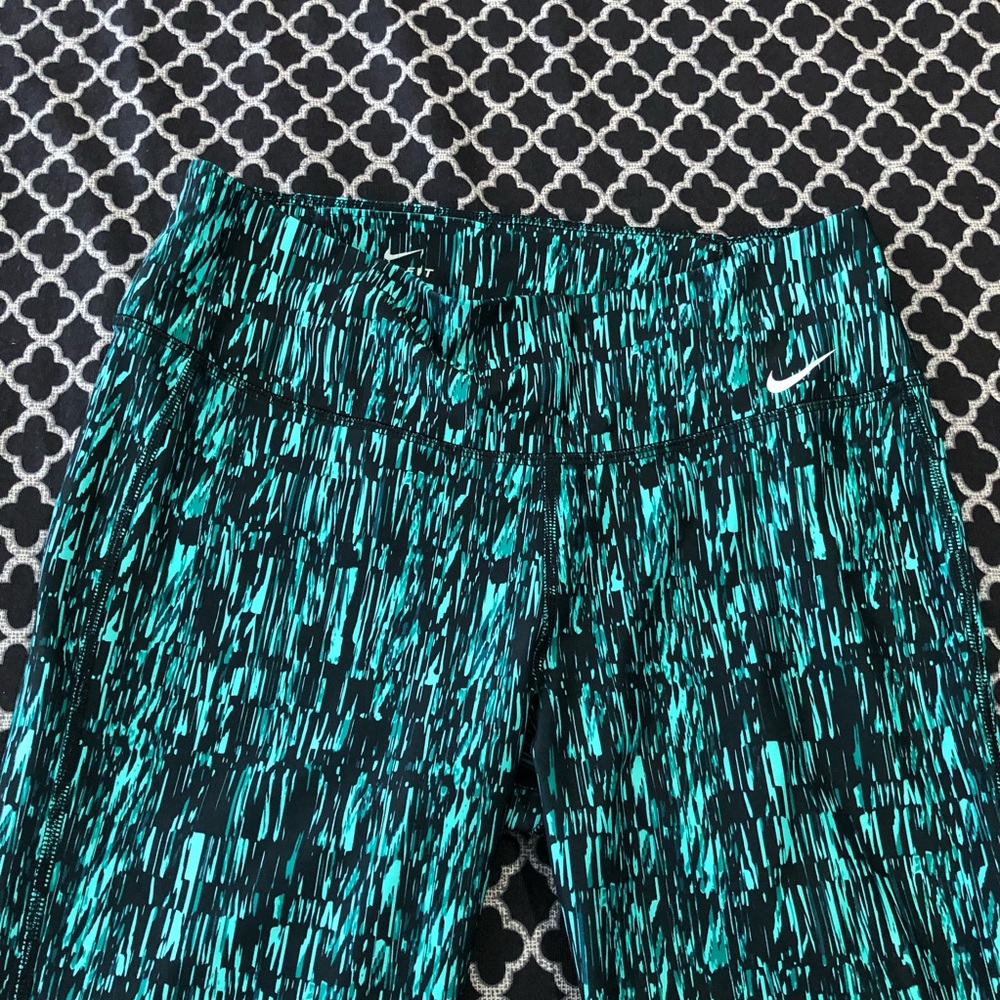 Nike Dri-FIT Green Black Print Cropped Leggings Womens Medium AB21